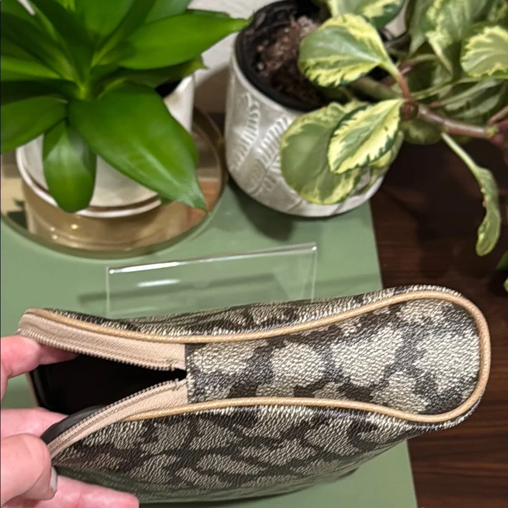 Yves Saint Laurent Gray and Tan Clutch with Giraffe 🦒 Print - Picture 4 of 6